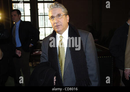 Le leader de l'Assemblée générale James Tedisco arrive de rencontrer le lieutenant-gouverneur David Paterson dans le bureau du lieutenant-gouverneur à la capitale. Banque D'Images