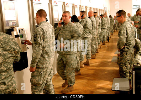 Mar 18, 2008 - Leipzig, Allemagne - pendant une heure de faire le plein de s'arrêter à l'aéroport international de Leipzig, l'Allemagne, les troupes de la 4e Brigade Combat Team, 506e Régiment d'infanterie, prendre la courte pause pour passer des appels conjoints à la maison au début de leurs quinze mois de déploiement en Afghanistan pour l'opération Enduring F Banque D'Images