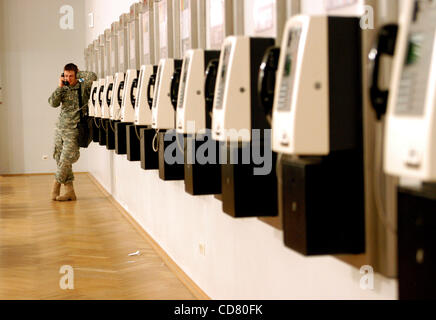 Mar 18, 2008 - Leipzig, Allemagne - l'ordre est venu vers le bas pour remonter à bord de l'avion, et un dernier soldat obtient quelques mots en finale à la maison pendant une heure de faire le plein de s'arrêter à Leipzig, en Allemagne, où les troupes de la 4e Brigade Combat Team, 506e Régiment d'infanterie, a profité de la courte pause pour effectuer des appels hom Banque D'Images