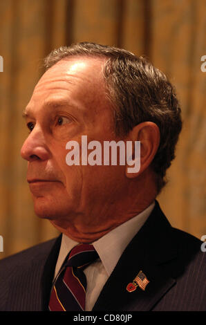 Le maire Michael Bloomberg s'exprimant lors du petit-déjeuner. Petit-déjeuner d'affaires de Crain le maire Michael Bloomberg et Secrétaire fédéral des Transports Mary Peters discutant de Congestion Plan au Ritz Carlton sur West Street à Battery Park City. Banque D'Images