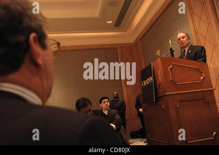 Le maire Michael Bloomberg s'exprimant lors du petit-déjeuner. Petit-déjeuner d'affaires de Crain le maire Michael Bloomberg et Secrétaire fédéral des Transports Mary Peters discutant de Congestion Plan au Ritz Carlton sur West Street à Battery Park City. Banque D'Images