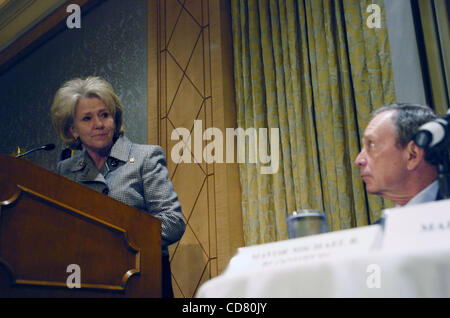 Secrétaire fédéral des Transports Mary Peters (L) parlant en tant que le maire Michael Bloomberg (R) regarde sur. Petit-déjeuner d'affaires de Crain le maire Michael Bloomberg et Secrétaire fédéral des Transports Mary Peters discutant de Congestion Plan au Ritz Carlton sur West Street à Battery Park City. Banque D'Images