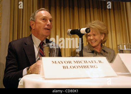 Petit-déjeuner d'affaires de Crain le maire Michael Bloomberg (L) et Secrétaire fédéral des Transports Mary Peters (R) discutant de Congestion Plan au Ritz Carlton sur West Street à Battery Park City. Banque D'Images