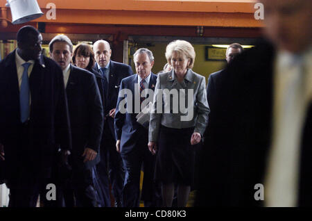 Le maire Michael Bloomberg et Secrétaire fédéral des Transports Mary Peters prendre le Staten Island Ferry sur la manière d'une conférence de presse au Silver Lake Golf Course pour dévoiler signal transit système de priorité. Banque D'Images