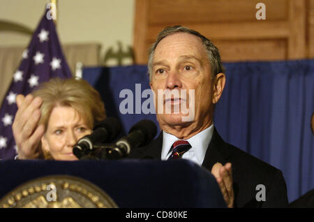 Le maire Michael Bloomberg, Secrétaire fédéral des Transports Mary Peters, commissaire des transports Janette Sadik-Kahn NYC et MTA Directeur exécutif Elliot Sander dévoilent leur système de transport en commun prioritaires du signal dans une conférence de presse à Silver Lake Golf Course. Le système a réduit le temps de déplacement le long d'un bus occupé c Banque D'Images