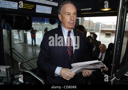 Le maire Bloomberg boards un MTA bus à Silver Lake Golf Course. Le maire Michael Bloomberg, Secrétaire fédéral des Transports Mary Peters, commissaire des transports Janette Sadik-Kahn NYC et MTA Directeur exécutif Elliot Sander dévoilent leur système de transport en commun prioritaires du signal dans une conférence de presse à Silver Lake Banque D'Images