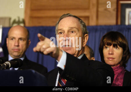 Le maire Michael Bloomberg parlant. Le maire Michael Bloomberg, Secrétaire fédéral des Transports Mary Peters, commissaire des transports Janette Sadik-Kahn NYC et MTA Directeur exécutif Elliot Sander dévoilent leur système de transport en commun prioritaires du signal dans une conférence de presse à Silver Lake Golf Course. Le système a Banque D'Images