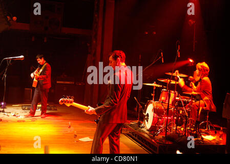 Les chèvres de montagne situés au Webster Hall sur Mars 18,2008. John Darnielle - chanteur, guitare Peter Hughes - bass - Jon Wurster - batterie au premier plan Banque D'Images