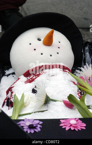 Times Square pleure la mort de l'hiver et accueille le printemps avec une nouvelle Orleans - jazz style funérailles. En deuil, ornée de fleurs et de chapeaux colorés, parapluies et ceinturons suivre la procession avec 'porteurs' portant un mock coffin transportant un bonhomme à son dernier lieu de repos. Banque D'Images