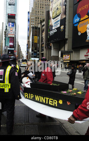 Times Square pleure la mort de l'hiver et accueille le printemps avec une nouvelle Orleans - jazz style funérailles. En deuil, ornée de fleurs et de chapeaux colorés, parapluies et ceinturons suivre la procession avec 'porteurs' portant un mock coffin transportant un bonhomme à son dernier lieu de repos. Banque D'Images