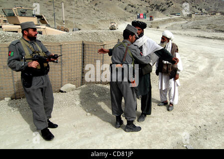 29 mars 2008 - Asmani, Province de Paktya, Afghanistan - Police nationale afghane recherchez les anciens du village entrent dans la zone de centre d'une shura (collecte) des commandants de l'Armée US et le district et les chefs de village pour discuter de questions telles que la grande route de la construction du projet pour commencer dans les semaines. ( Banque D'Images