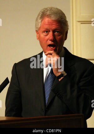 03/31/2008 - L'ancien président américain Bill Clinton parle sur les soins de santé et de l'économie lundi matin à l'Oregon Health & Science University Campus. Clinton s'est arrêté à OHSU et a fait un discours intitulé "Solutions pour l'économie" à l'intérieur de l'ancienne bibliothèque Auditorium tout en faisant des points sur les changements qu'H Banque D'Images