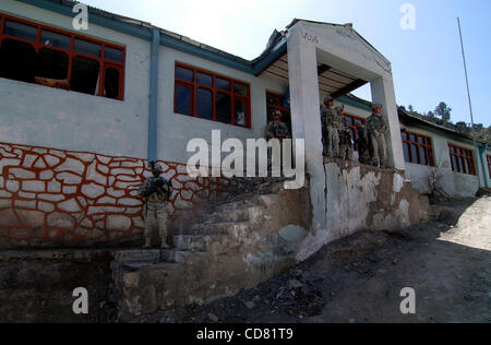 Apr 01, 2008 - Suri Kheyl Paktya, Province, Afghanistan - Des soldats américains visiter une école de district au cours d'une conjointe pour les États-Unis et les forces de sécurité afghanes patrouille dans la province de Paktya, est de l'Afghanistan. (Crédit Image : © Paul Avallone/ZUMA Press) Banque D'Images