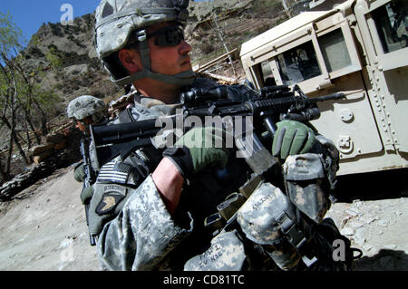 Apr 01, 2008 - Suri Kheyl Paktya, Province, Afghanistan - Le Sergent de 1re classe Ryan MEYERS, société medic pour la Compagnie C, 1-61 Cavalry, 4e Brigade Combat Team, la 101e Division aéroportée, lors d'un arrêt à un village rural sur une conjointe pour les États-Unis et les forces de sécurité afghanes dans la province de Paktya patrouille, l'Est de l'Afghanista Banque D'Images