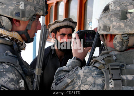 Apr 01, 2008 - Suri Kheyl Paktya, Province, Afghanistan - les soldats américains prennent une rétine eye scan d'un chef de village à des fins d'identification lors d'un arrêt à un village rural sur une conjointe pour les États-Unis et les forces de sécurité afghanes patrouille dans la province de Paktya, est de l'Afghanistan. (Image Crédit : © Paul Avallone/ZUMA Pre Banque D'Images