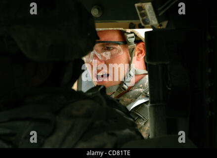 Apr 01, 2008 - Suri Kheyl Paktya, Province, Afghanistan - Le Sergent JAKE SCHLERETH, à l'extérieur de la fenêtre ouverte d'un Humvee, conseille son subordonné chef d'équipe lors d'une conjointe pour les États-Unis et les forces de sécurité afghanes patrouille dans la province de Paktya, est de l'Afghanistan. Schlereth fait partie du peloton de cavalerie C Co, 1-61 Banque D'Images