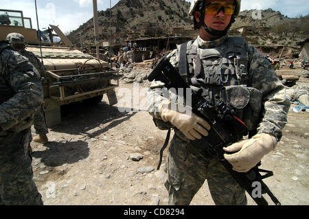 Apr 08, 2008 - La province de Paktya, Afghanistan - Spécialiste KYLE ASPATURIAN et son peloton d'établir une présence dans le village de Sari Kheyl à interroger un insurgé soupçonné d'armes. Aspaturian, de Temple City, CA, est dans la Compagnie Charlie, 1-61 Cavalry, 4e Brigade Combat Team, 101st Airborne Div Banque D'Images