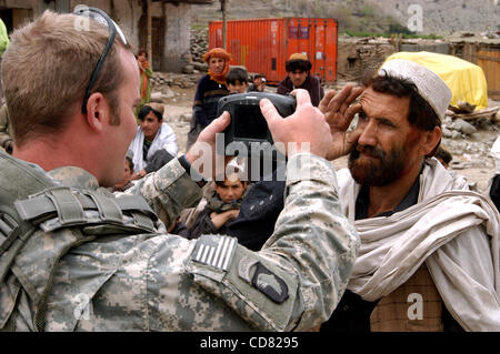 Apr 08, 2008 - La province de Paktya, Afghanistan - en tenant l'oeil rétine numérise d'un présumé trafiquant d'armes dans les régions rurales de l'Est de l'Afghanistan, le sergent JAKE SCHLERETH utilise un appareil de terrain qui enregistre les empreintes digitales, l'identification de photographies et renseignements biographiques. Schlereth est un chef d'équipe à Cha Banque D'Images