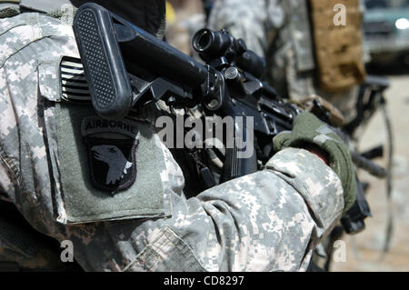 Apr 08, 2008 - La province de Paktya, Afghanistan - Le 'Screaming Eagle' épaule de la 101st Airborne Division sur l'épaule gauche un soldat qui demarks servi avec la division lors d'un précédent tour de combat avant celui-ci il est en service dans l'Est de l'Afghanistan. C'est soldat dans la Compagnie Charlie, 1-61 Cav Banque D'Images