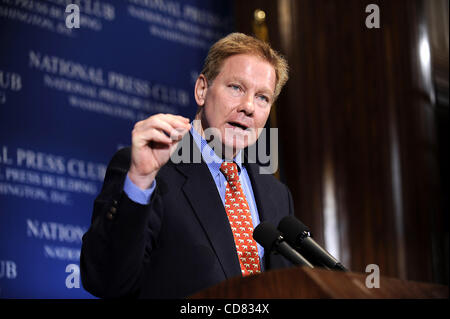 17 avril 2008 - Washington, District of Columbia, États-Unis - 10/10/08 Le National Press Club, Washington, DC-..Membres du Congrès Tom Davis de Virginia parle aux journalistes à propos de l'élection présidentielle.. - - J13832CB(Image Crédit : © Christy Bowe/Photos/ZUMAPRESS.com) Globe Banque D'Images