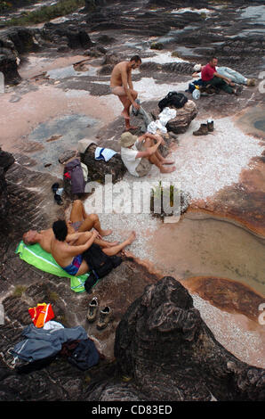 21 avr 2008 - Canaima, Venezuela - un groupe de touristes se détend à côté de 'Jacuzzis, piscines d''eau de réchauffée par le soleil, trouvés sur le sommet du mont Roraima, un 2 810 mètres de haut situé à la montagne dans le sud du Venezuela. Roraima, d'un autre monde avec une combinaison de pierre et de l'eau sur son sommet, est communément believ Banque D'Images