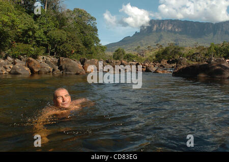 21 avr 2008 - Canaima, Venezuela - touriste italien Roberto Aquila prend un bain dans une des nombreuses rivières sur le chemin de Mont Roraima, un 2 810 mètres de haut situé à la montagne dans le sud du Venezuela, avec son équipement de camping dans un sac à dos à la main. Roraima, d'un autre monde avec une combinaison de pierre et de l'eau o Banque D'Images