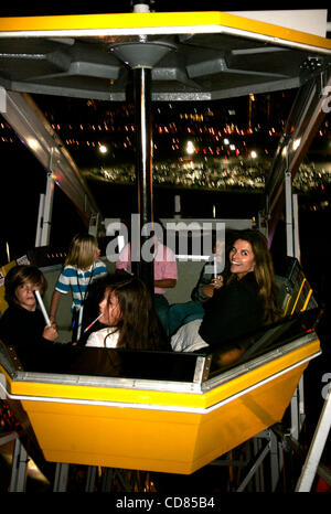 Le 28 mai 2008 - Santa Monica, CA, USA La première dame Maria Shriver avec quelques-uns de ses enfants et leurs amis ont pris la première sortie sur la nouvelle 500 millions grande roue du Pacific Park sur la jetée de Santa Monica .Comme son prédécesseur, la nouvelle roue est, à l'énergie solaire et ses quelque 160 Banque D'Images