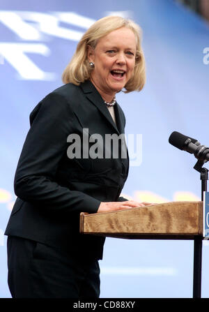 Jan 6, 2008 - Sacramento, Californie, USA - Ancien eBay Inc. Chef de la MEG WHITMAN, l'intention de faire fonctionner pour le poste de gouverneur de Californie. Whitman se déroulera à remplacer le terme limited Gov. Schwarzenegger en 2010. Sur la photo : Oct 04 2008 - Carson, Californie, USA - ex-PDG d'eBay Meg Whitman parle à un Sara Banque D'Images