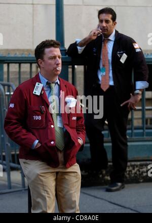 10 Oct 2008 - Manhattan, New York, USA - Granulés Bois pour prendre une pause à l'extérieur de la Bourse de New York, le Dow Jones met fin à 128 points à 8 451,19, après une séance de montagnes russes, mettant fin à la pire semaine jamais sur Wall Street. (Crédit Image : Â© Bryan Smith/ZUMA Press) RESTRICTIONS : * New York Banque D'Images