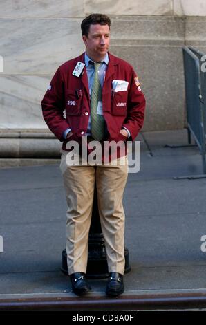 10 Oct 2008 - Manhattan, New York, USA - Granulés Bois pour prendre une pause à l'extérieur de la Bourse de New York, le Dow Jones met fin à 128 points à 8 451,19, après une séance de montagnes russes, mettant fin à la pire semaine jamais sur Wall Street. (Crédit Image : Â© Bryan Smith/ZUMA Press) RESTRICTIONS : * New York Banque D'Images