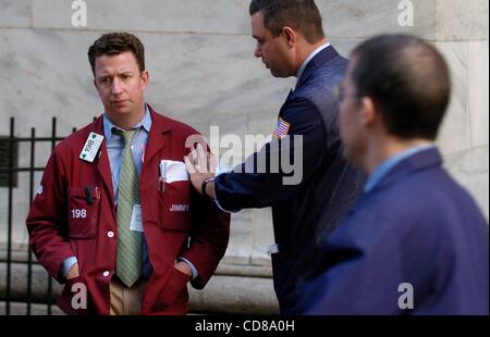 10 Oct 2008 - Manhattan, New York, USA - Granulés Bois pour prendre une pause à l'extérieur de la Bourse de New York, le Dow Jones met fin à 128 points à 8 451,19, après une séance de montagnes russes, mettant fin à la pire semaine jamais sur Wall Street. (Crédit Image : Â© Bryan Smith/ZUMA Press) RESTRICTIONS : * New York Banque D'Images