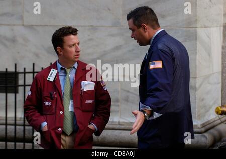 10 Oct 2008 - Manhattan, New York, USA - Granulés Bois pour prendre une pause à l'extérieur de la Bourse de New York, le Dow Jones met fin à 128 points à 8 451,19, après une séance de montagnes russes, mettant fin à la pire semaine jamais sur Wall Street. (Crédit Image : Â© Bryan Smith/ZUMA Press) RESTRICTIONS : * New York Banque D'Images