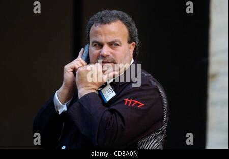 10 Oct 2008 - Manhattan, New York, USA - Granulés Bois pour prendre une pause à l'extérieur de la Bourse de New York, le Dow Jones met fin à 128 points à 8 451,19, après une séance de montagnes russes, mettant fin à la pire semaine jamais sur Wall Street. (Crédit Image : Â© Bryan Smith/ZUMA Press) RESTRICTIONS : * New York Banque D'Images