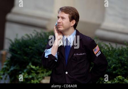 10 Oct 2008 - Manhattan, New York, USA - Granulés Bois pour prendre une pause à l'extérieur de la Bourse de New York, le Dow Jones met fin à 128 points à 8 451,19, après une séance de montagnes russes, mettant fin à la pire semaine jamais sur Wall Street. (Crédit Image : Â© Bryan Smith/ZUMA Press) RESTRICTIONS : * New York Banque D'Images