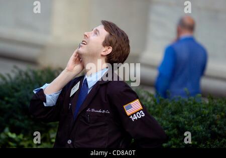 10 Oct 2008 - Manhattan, New York, USA - Granulés Bois pour prendre une pause à l'extérieur de la Bourse de New York, le Dow Jones met fin à 128 points à 8 451,19, après une séance de montagnes russes, mettant fin à la pire semaine jamais sur Wall Street. (Crédit Image : Â© Bryan Smith/ZUMA Press) RESTRICTIONS : * New York Banque D'Images