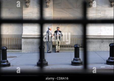 10 Oct 2008 - Manhattan, New York, USA - Granulés Bois pour prendre une pause à l'extérieur de la Bourse de New York, le Dow Jones met fin à 128 points à 8 451,19, après une séance de montagnes russes, mettant fin à la pire semaine jamais sur Wall Street. (Crédit Image : Â© Bryan Smith/ZUMA Press) RESTRICTIONS : * New York Banque D'Images