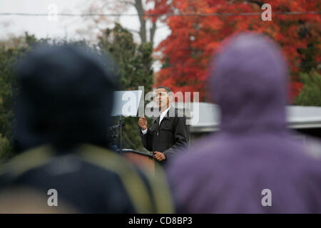 16 octobre 2008, la présidence démocrate Barack Obama a fait une halte à la campagne de pommes de Mack à Londonderry, New Hampshire, où il a accueilli et a parlé à une grande foule de supporters dans de fortes pluies. Banque D'Images