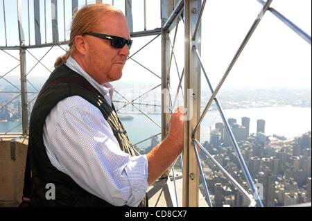 Oct 20, 2008 - Manhattan, New York, USA - Mario Batali et Stanley Tucci présider "symbolique" de l'éclairage de l'Empire State Building de lancer la banque alimentaire de New York City's 'Rendez-vous Orange !' Campagne pour recueillir des fonds et de sensibilisation pour la lutte contre la faim à l'Empire State Building. (Crédit Image : Â© Banque D'Images