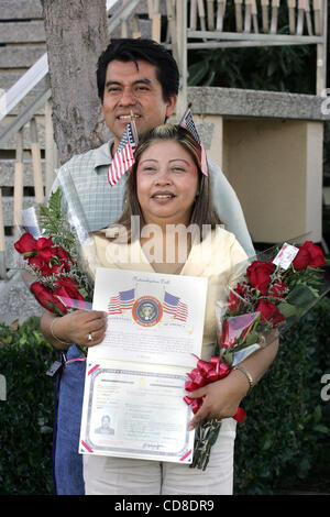 Les gens prennent le serment de citoyenneté en tant que plus de 2 700 personnes ont prêté serment en tant que citoyens des États-Unis au cours des cérémonies de naturalisation à Montebello's Quiet Cannon Country Club, le 23 octobre 2008 à Los Angeles, Californie. Bien que le délai pour l'inscription des électeurs en Californie a été Lundi, les nouveaux citoyens Banque D'Images