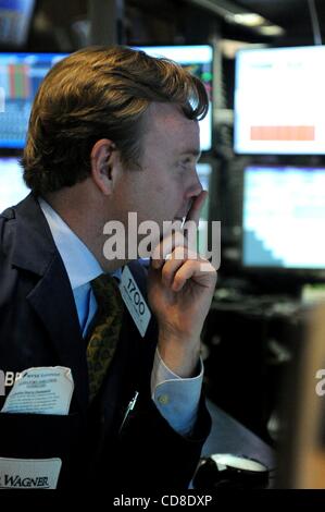 24 Oct 2008 - Manhattan, New York, USA - Traders travaux ce matin en tant que stocks considérablement chuté à Wall Street à la cloche d'ouverture, les investisseurs dans le monde entier sur les stocks faisant l'objet d'un craint que l'économie mondiale était en pleine récession. (Crédit Image : Â© Bryan Smith/ZUMA Press) RESTRICTIONS : * Nouveau Yo Banque D'Images