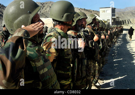 24 Oct 2008 - Paktya, Afghanastan - Le chef de bataillon, accueille avec un hommage au commandant de l'Armée nationale afghane 203e Corps canadien Le général Abdul Khaliq au poste de combat Désert, deux jours après le bataillon perdu neuf de ses soldats, KIA, à un incident de tir ami avec les forces américaines Banque D'Images