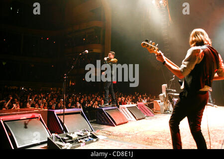 Les tueurs d'effectuer au Hammerstein Ballroom le 24 octobre 2008. Brandon Flowers - chant (tenue à plumes) Dave Keuning - guitare Mark Stoermer - Guitare basse Ronnie Vannucci Jr. - batterie Banque D'Images