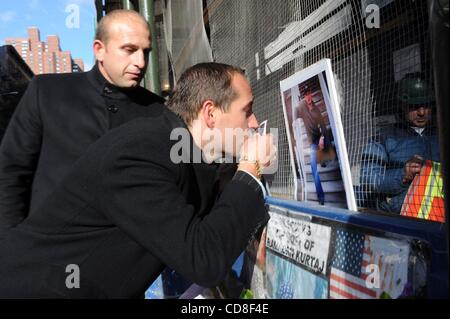 Oct 30, 2008 - Manhattan, New York, USA - Frères Mujo Kurtaj (L) et Zeke Kurtaj (R) kiss photos de leur frère Ramadan Kurtaj lors d'un mémorial de fortune où le Ramadan a été tué en mai dernier à un effondrement de la grue au 91e Rue et 1e Avenue. (Crédit Image : Â© Bryan Smith/ZUMA Press) RESTRICTIONS : * Nouveau Banque D'Images