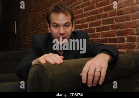 Oct 30, 2008 - Manhattan, New York, USA - comédien Mike Birbiglia. Birbiglia possède une ouverture à l'Bleecker Street Theatre intitulé 'Sleepwalk avec moi'. (Crédit Image : Â© Bryan Smith/ZUMA Press) RESTRICTIONS : * New York * hors droits Journaux Banque D'Images