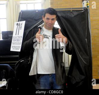 Nov 04, 2008 - Manhattan, New York, USA - Première fois Nathan Faudree, 36, donne un coup de pouce après avoir lancé son vote le jour de l'élection 2008 à PS 187, falaises d'Hudson School, située à Cabrini Blvd. à Hudson Heights, upper Manhattan. (Crédit Image : Â© Bryan Smith/ZUMA Press) RESTRICTIONS : * Nouveau Banque D'Images