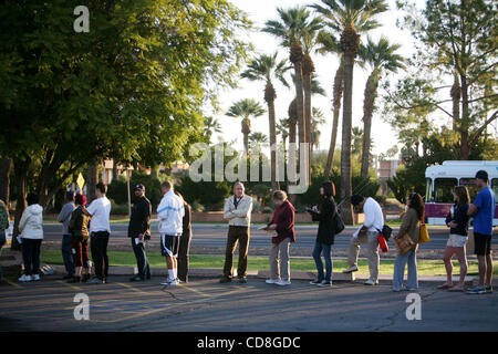 Nov 04, 2008 - Tempe, Arizona, USA - Les électeurs attendent patiemment la queue pour voter tôt mardi matin. (Crédit Image : © Deanna Dent/East Valley Tribune/ZUMA Press) Banque D'Images