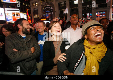 Nov 04, 2008 - Manhattan, New York, USA - spectateurs regarder le écrans géants de Times Square, qui voient les résultats des élections en temps réel à Manhattan, New York, le mardi 4 novembre 2008. (Crédit Image : © Ange Chevrestt/ZUMA Press) RESTRICTIONS : * New York * Hors Droits de documents Banque D'Images