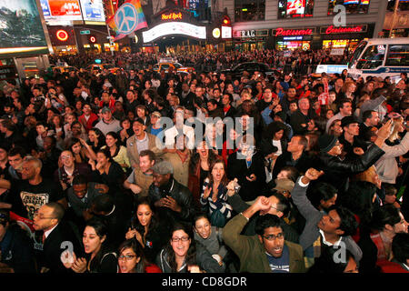 Nov 04, 2008 - Manhattan, New York, USA - spectateurs regarder le écrans géants de Times Square, qui voient les résultats des élections en temps réel à Manhattan, New York, le mardi 4 novembre 2008. (Crédit Image : © Ange Chevrestt/ZUMA Press) RESTRICTIONS : * New York * Hors Droits de documents Banque D'Images