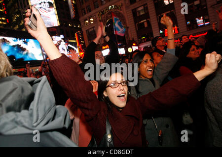 Nov 04, 2008 - Manhattan, New York, USA - spectateurs regarder le écrans géants de Times Square, qui voient les résultats des élections en temps réel à Manhattan, New York, le mardi 4 novembre 2008. (Crédit Image : © Ange Chevrestt/ZUMA Press) RESTRICTIONS : * New York * Hors Droits de documents Banque D'Images