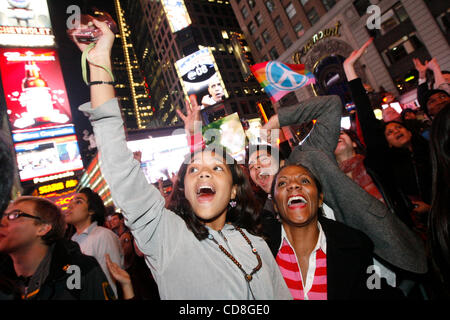 Nov 04, 2008 - Manhattan, New York, USA - MIRANDA CUEVAS, 12, à gauche, et sa maman BETTY CUEVAS, 54, de l'espagnol Harlem, New York, célébrer après Obama est officiellement annoncé le gagnant de l'élection de 2008, tandis que les spectateurs les yeux vers l'écran géant à Times Square, qui voient l'élection en temps réel Banque D'Images